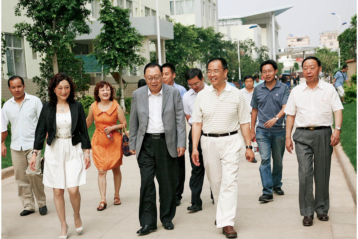 2009年6月12日，中国民办教育协会会长陶西平（左四）莅临学院参观指导工作