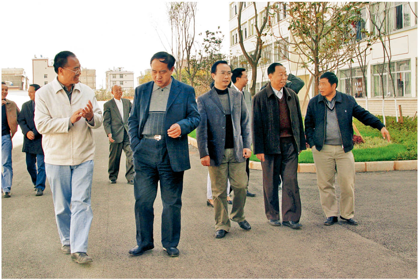 2010年12月13日，云南省教育厅副厅长罗嘉福（左二）莅临学院指导工作